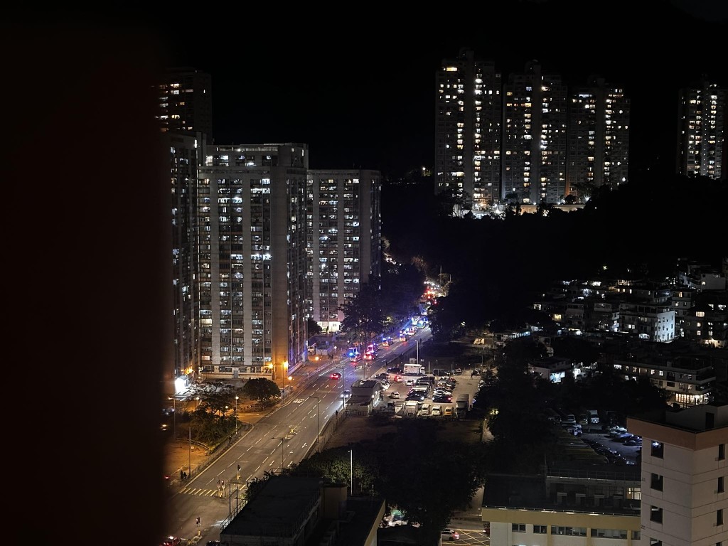 一輛專線小巴沿富健街往仁安醫院方向行駛，至隆亨邨對開時突然失控，撞向一輛停泊在路邊的貨車車尾。FB「新大圍聯盟」圖片