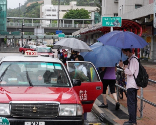 風球下市民要趕返工（示意圖）。資料圖片