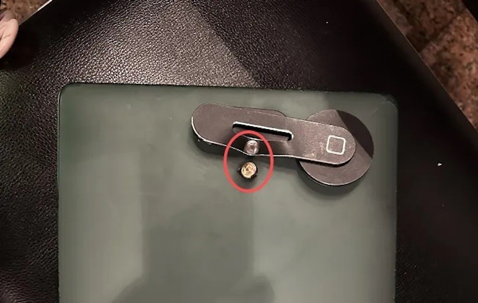 劉先生在巴西遇劫被槍擊，幸被背包內的筆電擋下子彈無受傷。騰訊熱問