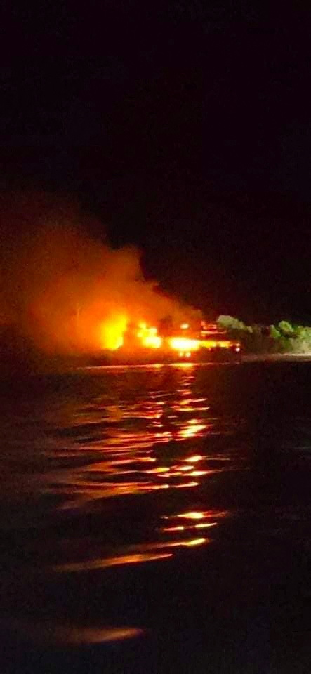 菲律賓南部巴西蘭省對開海面一艘渡輪起火。 REUTERS