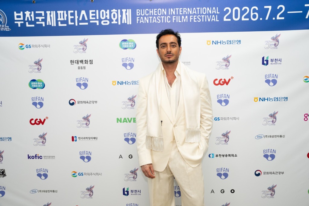首次演出的Iman，叫人眼前一亮，其真人斯文儒雅形象，同電影中的粗豪、剛強的警司角色判若兩人。
