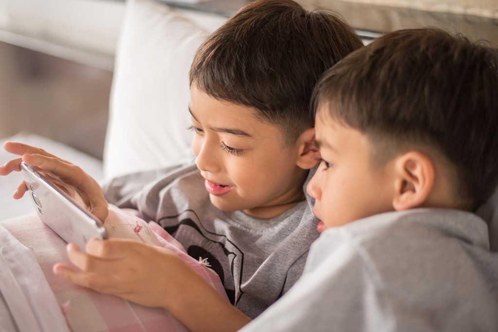 家長可透過跟小朋友立約控制其上網時間，但也要保留彈性空間讓他們進步。