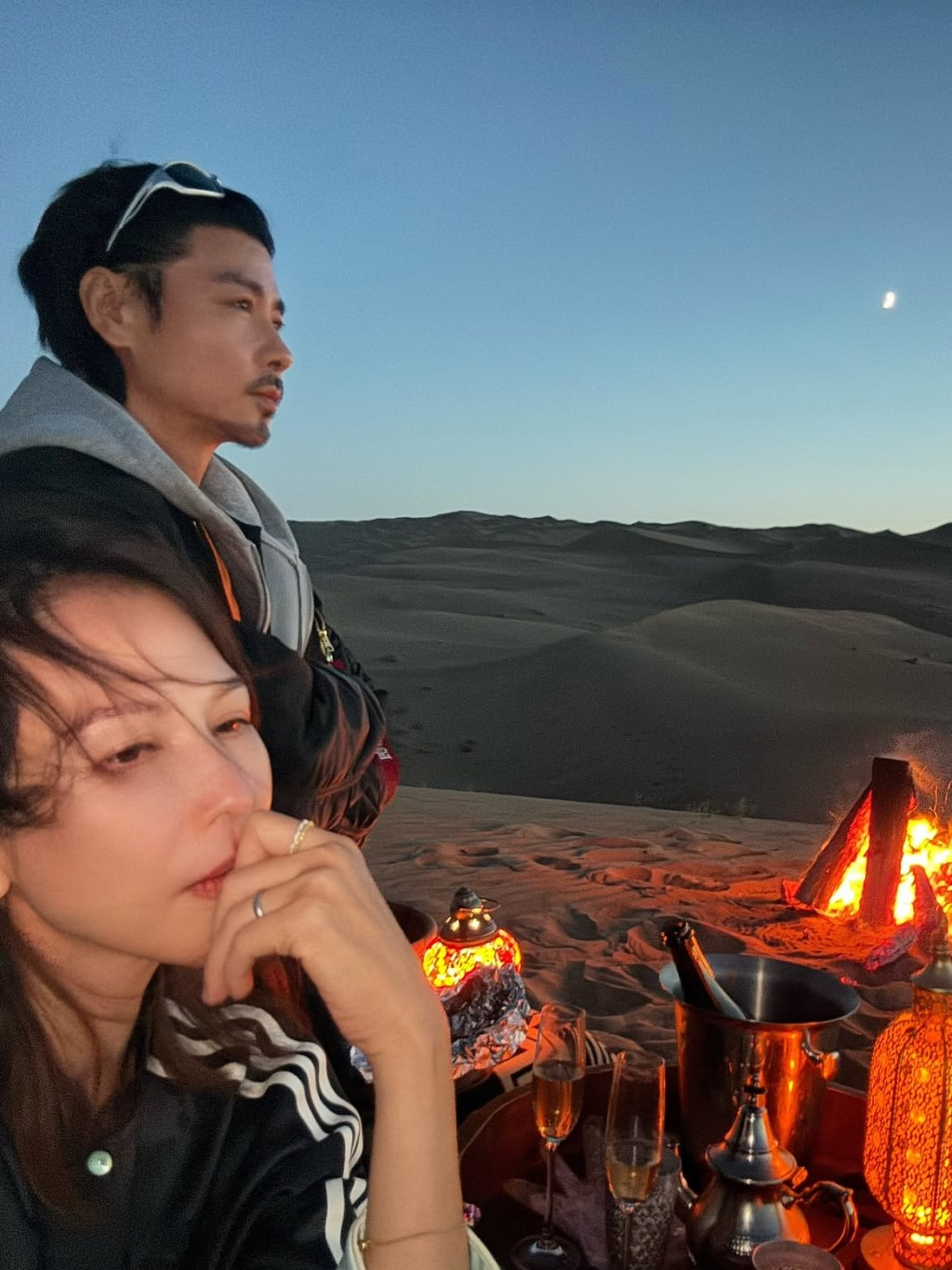 蔡少芬和張晉於沙漠影靚相。 蔡少芬和張晉於沙漠影靚相。