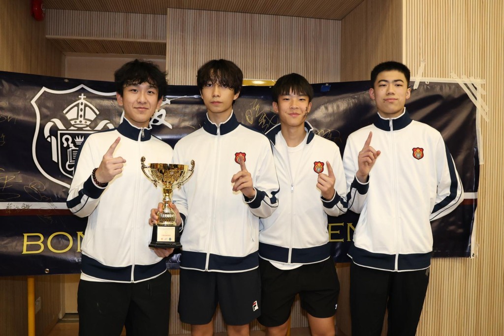 男拔夺佩剑团体冠军。徐嘉华摄 男拔夺佩剑团体冠军。徐嘉华摄