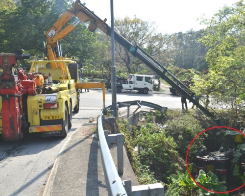 拖車到場將涉事私定車吊運回路面。林思明攝