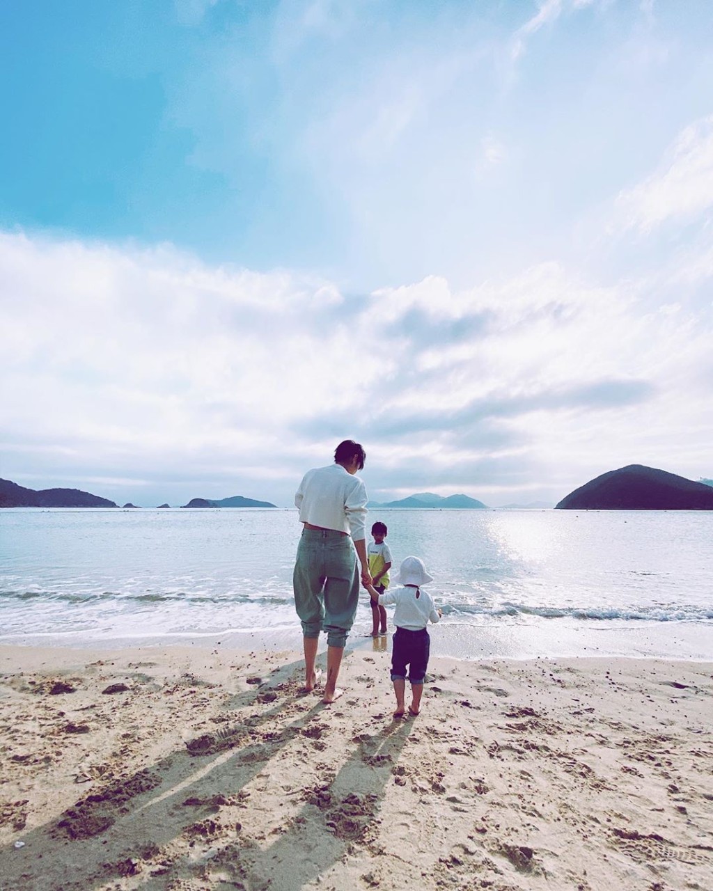 疫情下，何嘉莉多了时间陪伴子女。