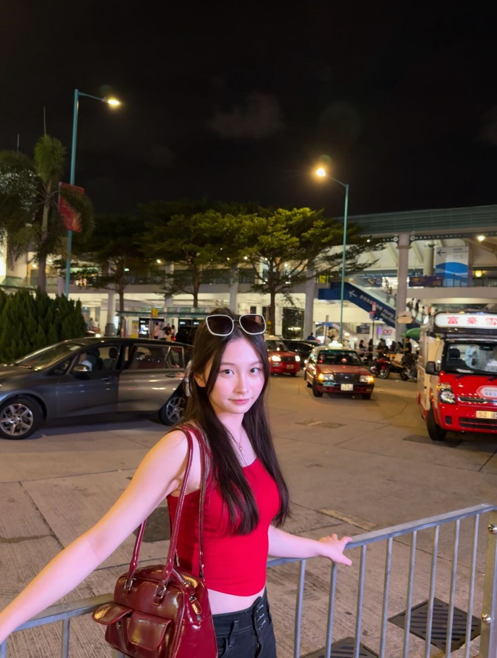 身穿紅色上衣在各處打卡的台灣女遊客在Threads上載遊港時拍攝的相片。Threads@erina201_