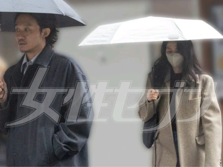 二人各自担遮相偕同行，目击者大赞他们是穿着时尚的一对。