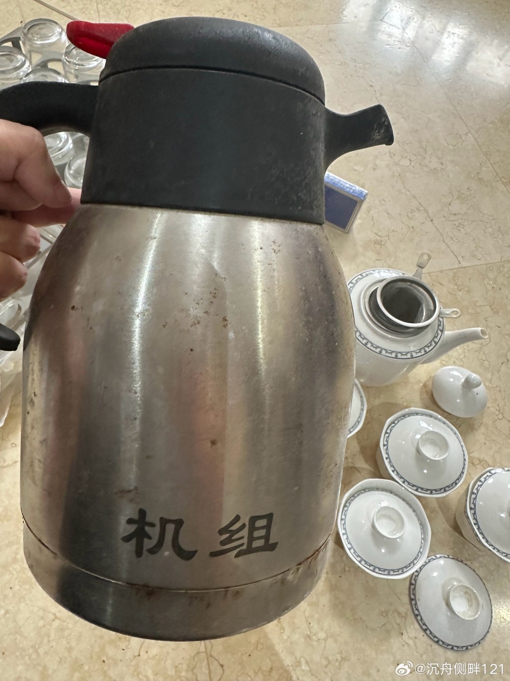 南航空警遭妻65頁PPT舉報機艙「零元購」,盜取大量水壺、刀叉、紅酒及毛巾等公物。微博 南航空警遭妻65頁PPT舉報機艙「零元購」,盜取大量水壺、刀叉、紅酒及毛巾等公物。微博