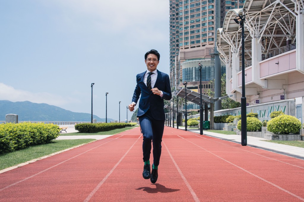 呂偉強任何時候都帶著笑容。