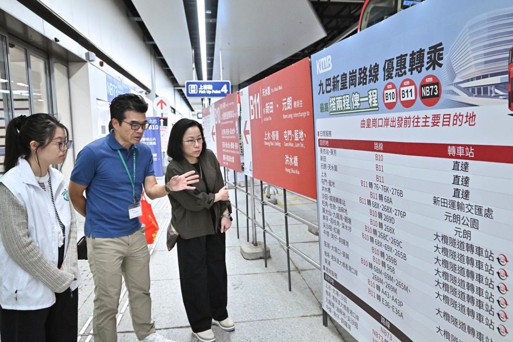 運輸署表示已加大運力,全面加密公共運輸服務班次,提升口岸公交運輸交匯處和主要轉車站疏導人流的效率。 運輸署表示已加大運力,全面加密公共運輸服務班次,提升口岸公交運輸交匯處和主要轉車站疏導人流的效率。