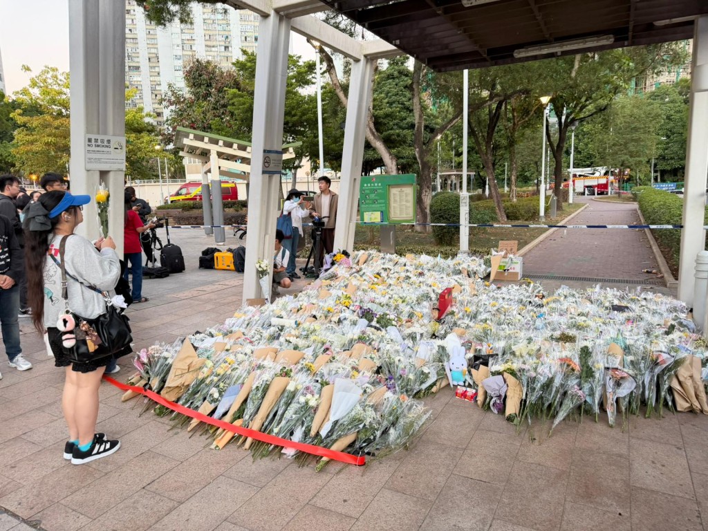 數百名市民今日到場獻花悼念死難者。