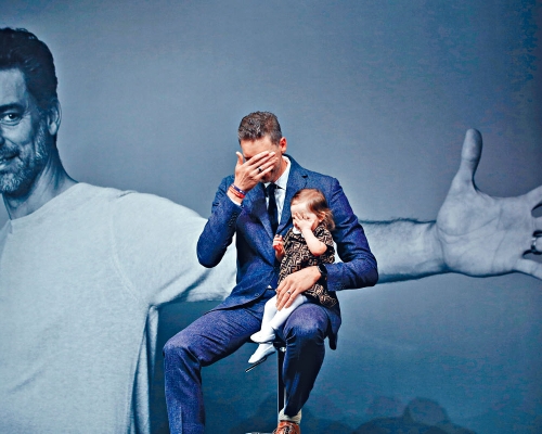 加斯勞於退役會上提起已故好友高比，忍不住掩面落淚。