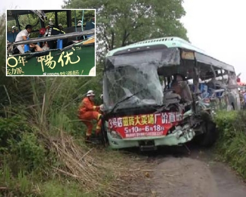 被撞巴士一側車窗幾乎全部損毀,車尾被撞爛。