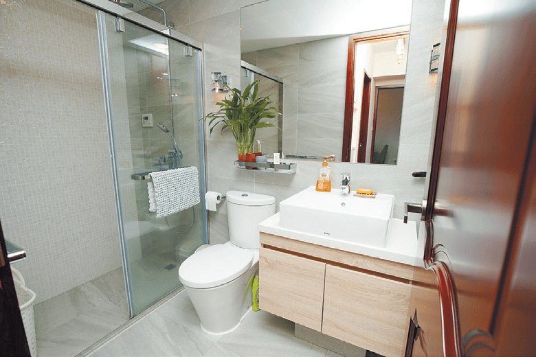 浴室保养簇新，亦设大镜，方便住客日常梳洗。