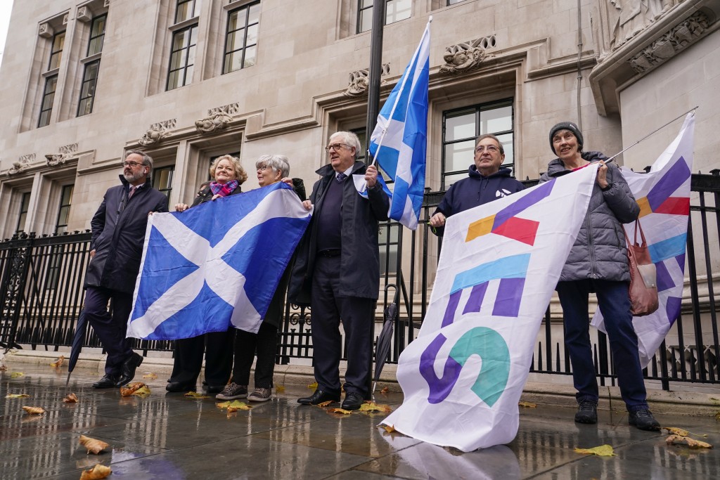 倫敦最高法院外的示威者舉著蘇格蘭國旗。AP