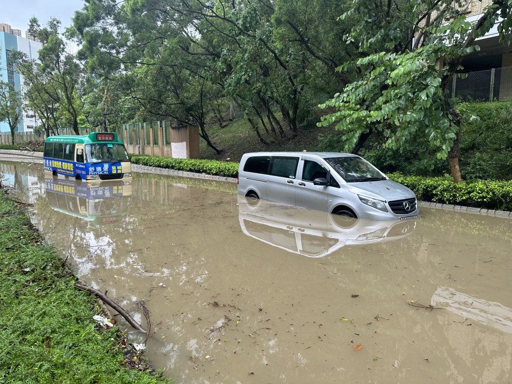 當日有車輛被洪水圍困。資料圖片