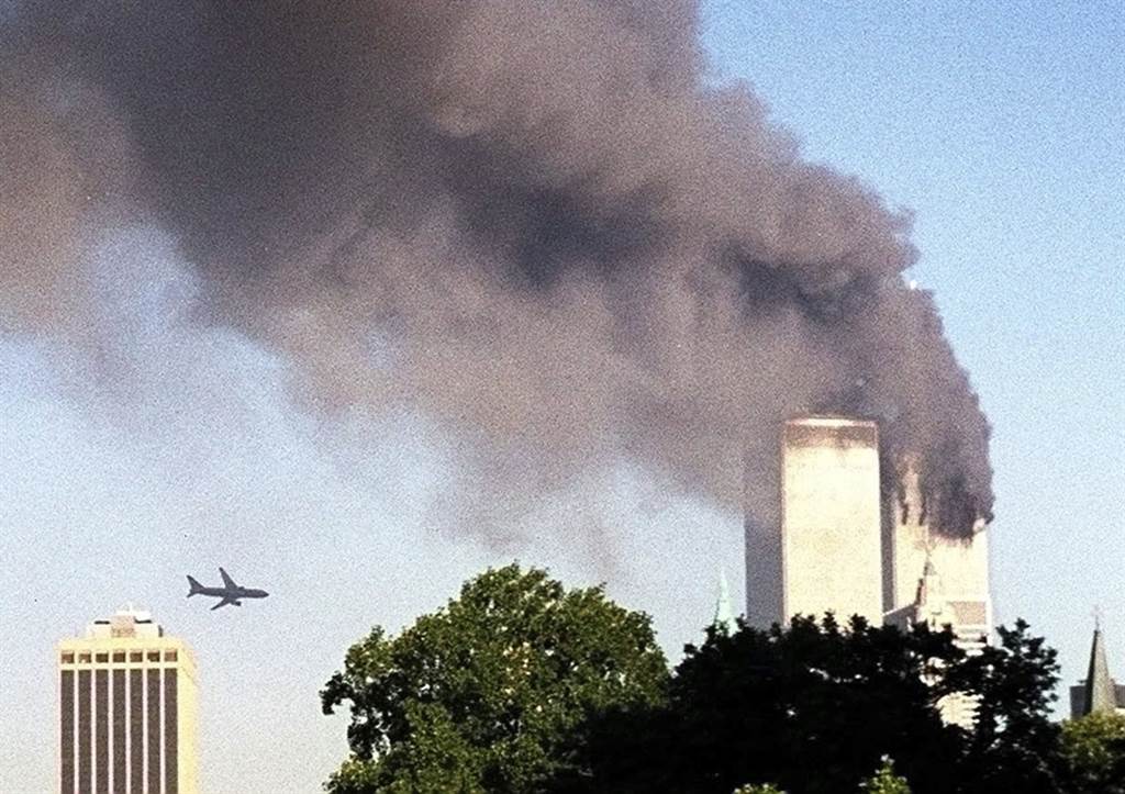 一架客机向纽约双子星大楼靠近，不久后撞上左边大楼。美联社