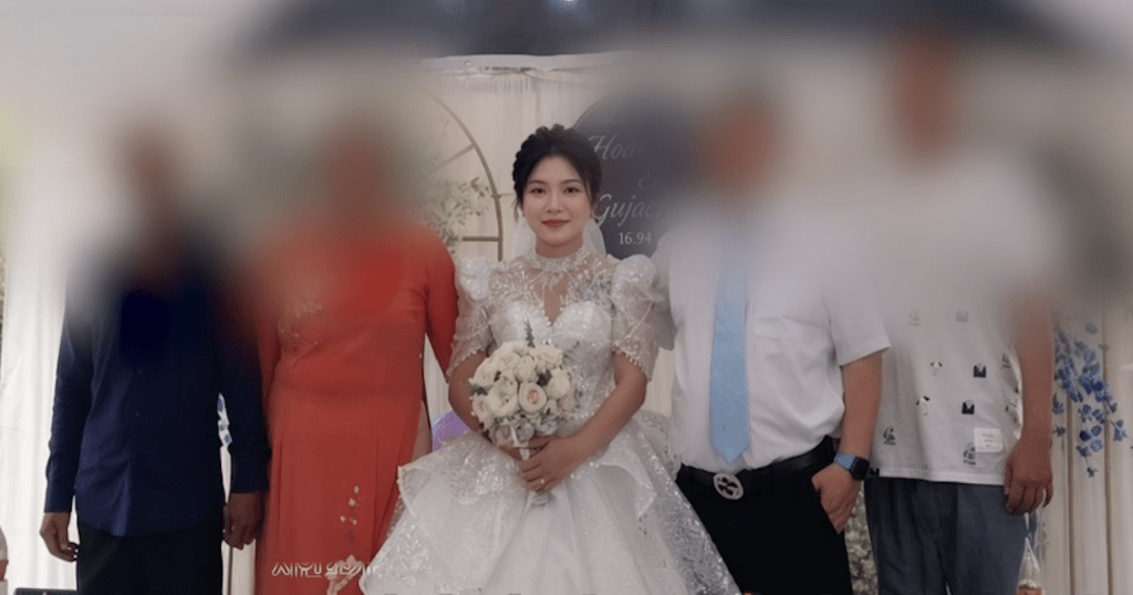 男子首次前往越南与女方见面后，两人随即按当地传统举行婚礼。女方容貎经AI修图。YouTube频道‘투우부부’影片截图（下同）