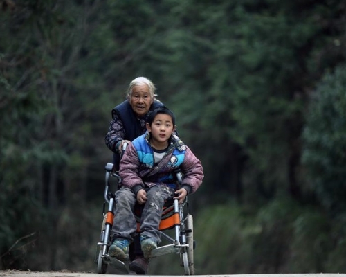 76歲的史玉英每天推孫子上學放學。 網上圖片