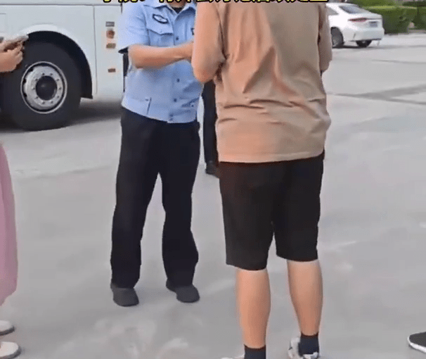 涉事男生被警方帶走,被行政拘留5日。 涉事男生被警方帶走,被行政拘留5日。