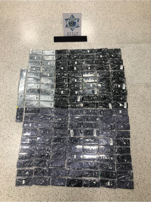 3名香港人涉走私613部舊手機。澳門新聞局圖片