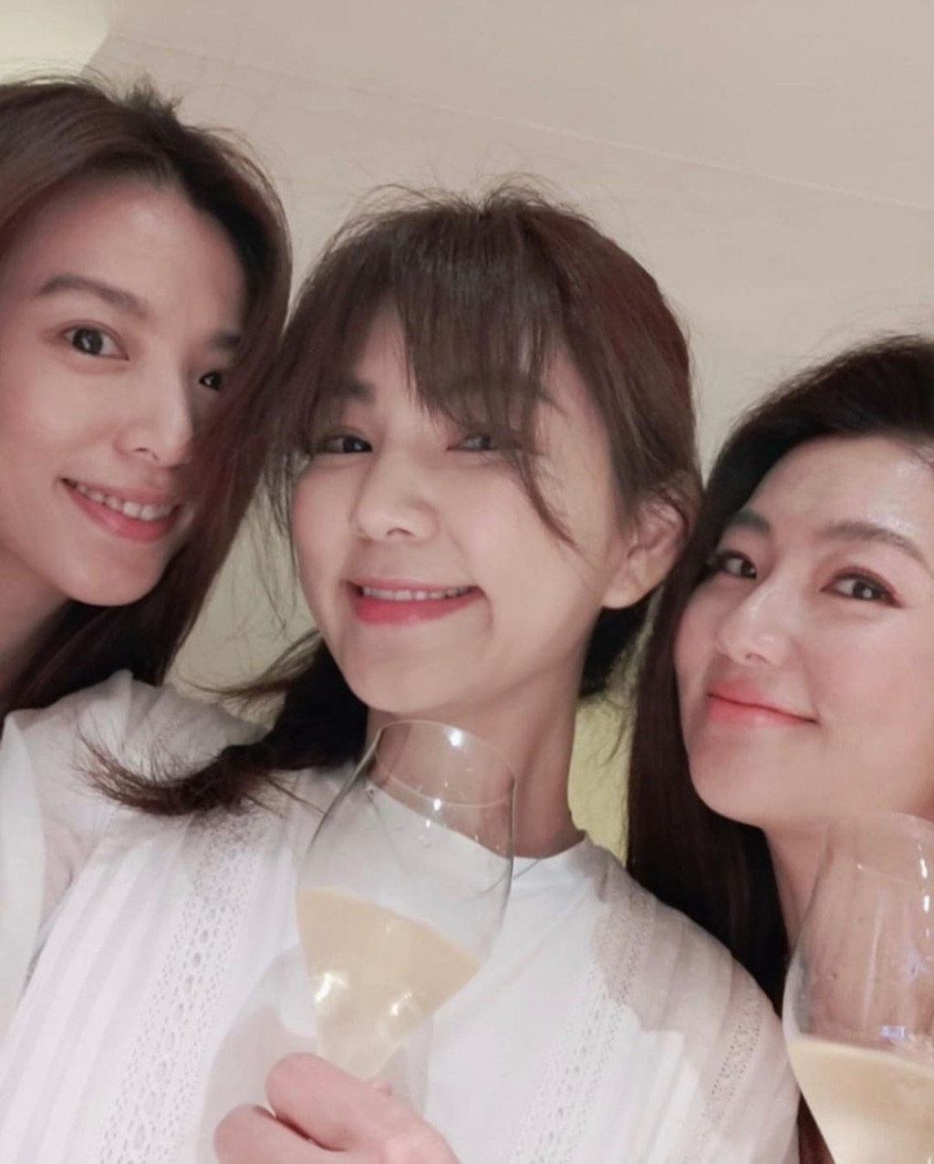 Ella笑指：「她們比較像我女兒。」