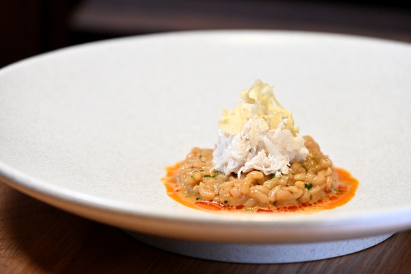 Curry Laksa Rice將蒟蒻米代替麵條，淋上鮮味的咖喱叻沙蟹湯，再配以本地花蟹肉，甜美有層次。