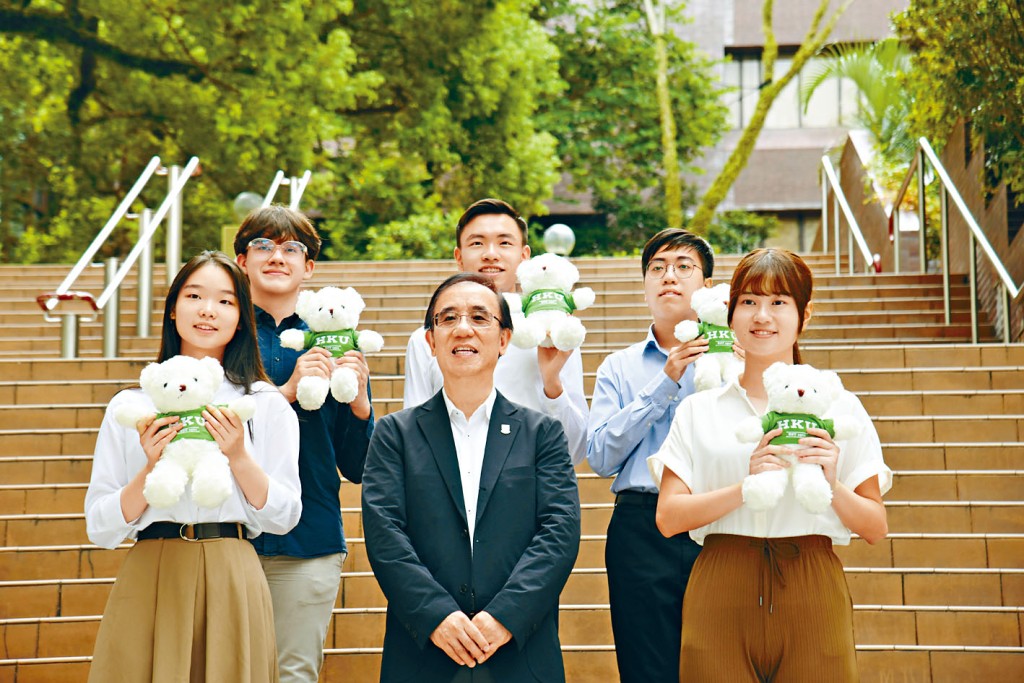 嚴志堅（中）相信，經SNDAS取錄的醫科生較有競爭力，港大醫科擬繼續參與。旁為應屆狀元古冰心（左）與鄭苡晴。 