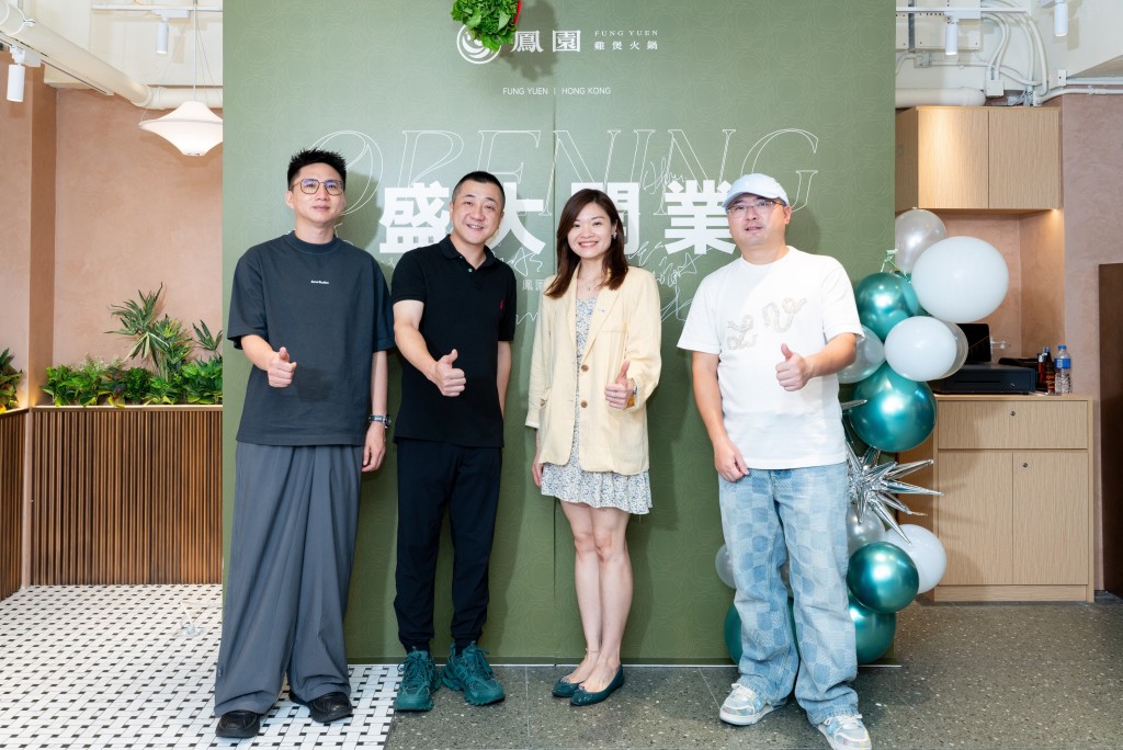 投資推廣署歡迎廣州鳳園雞煲火鍋品牌在香港開設首間餐廳,圖示香港鳳園椰珍餐飲管理有限公司董事長謝天(左二)、投資推廣署高級副總裁(旅遊及款待)韓斯麗(右二)及股東於開幕禮上合照。 投資推廣署歡迎廣州鳳園雞煲火鍋品牌在香港開設首間餐廳,圖示香港鳳園椰珍餐飲管理有限公司董事長謝天(左二)、投資推廣署高級副總裁(旅遊及款待)韓斯麗(右二)及股東於開幕禮上合照。