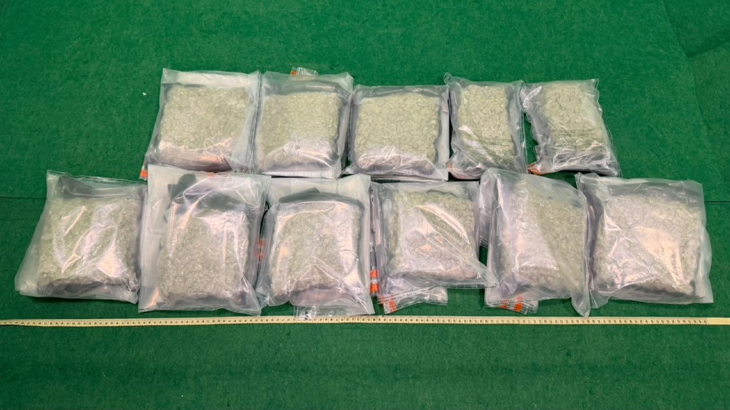 海關拘曼谷抵港內地男 檢110萬元大麻花。海關圖片