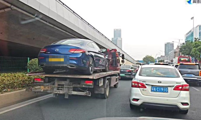 肇事港車被公安拖走。fb：車cam L（香港群組）