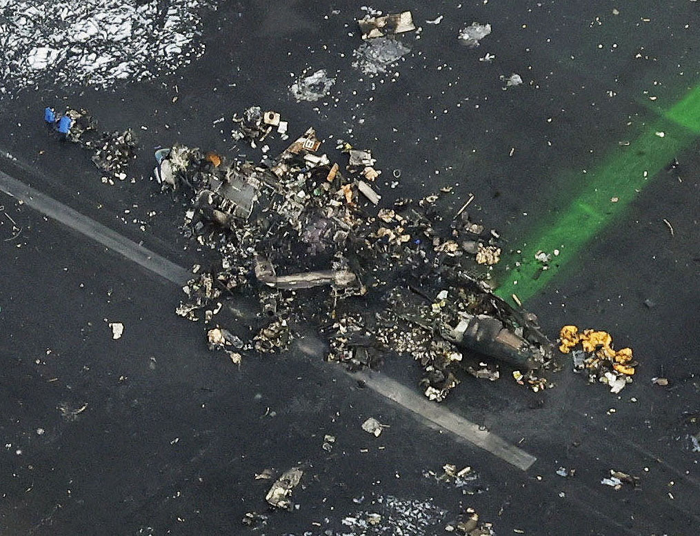 日本海保廳飛機在東京與日本航空 (JAL) 的空中巴士 A350 飛機相撞後被燒毀。 路透社
