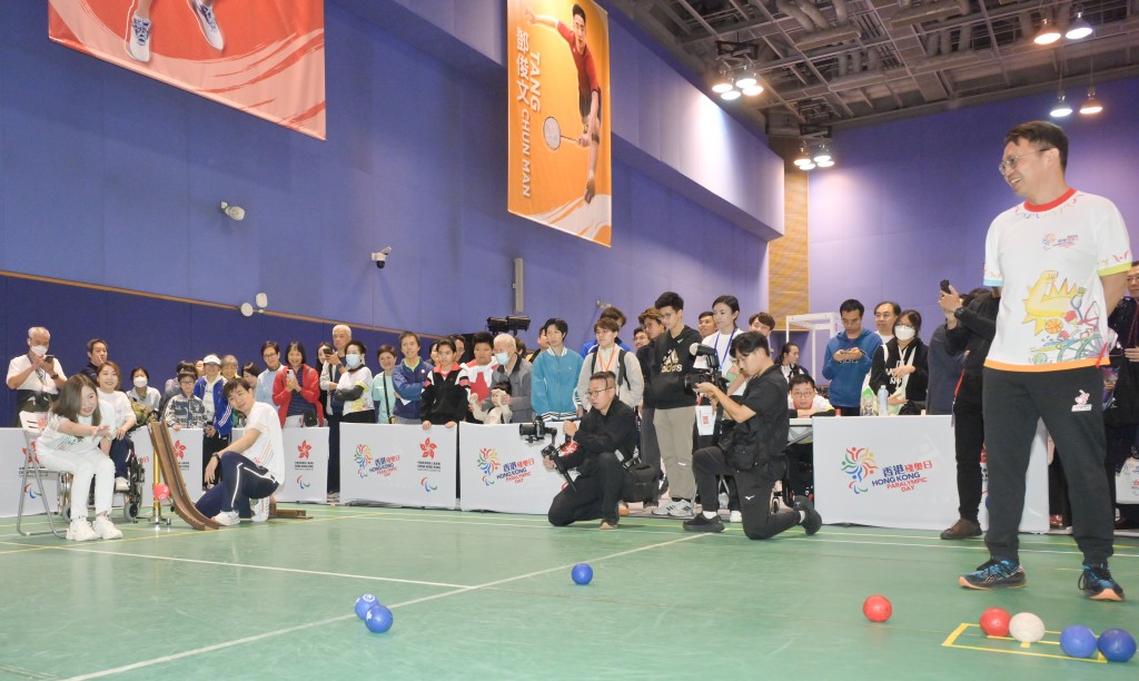 文化體育及旅遊局局長羅淑佩於香港殘奧日2024及殘特奧會倒計時一周年活動中，體驗硬地滾球運動。