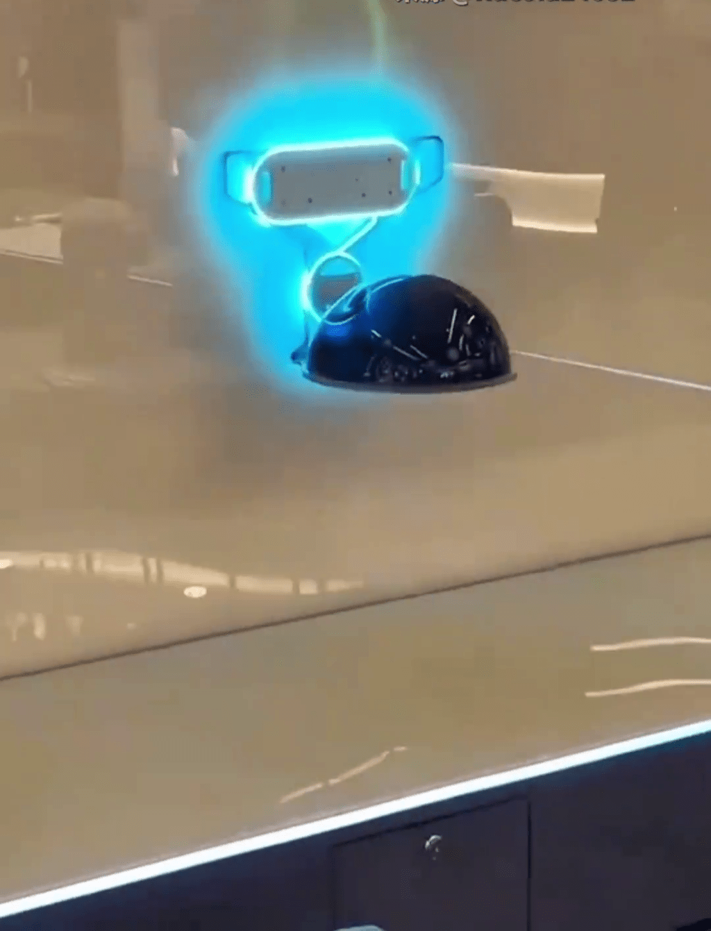 深圳一餐廳用磁懸浮「飛碟」傳菜,網上爆紅。 深圳一餐廳用磁懸浮「飛碟」傳菜,網上爆紅。