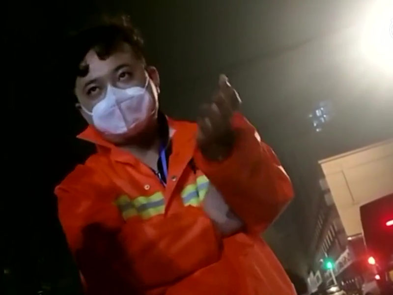 工作人員解釋如何處理清理出來的冷藏品。(網圖)