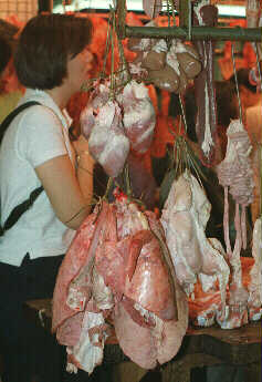 肉档有售猪内脏。资料图片