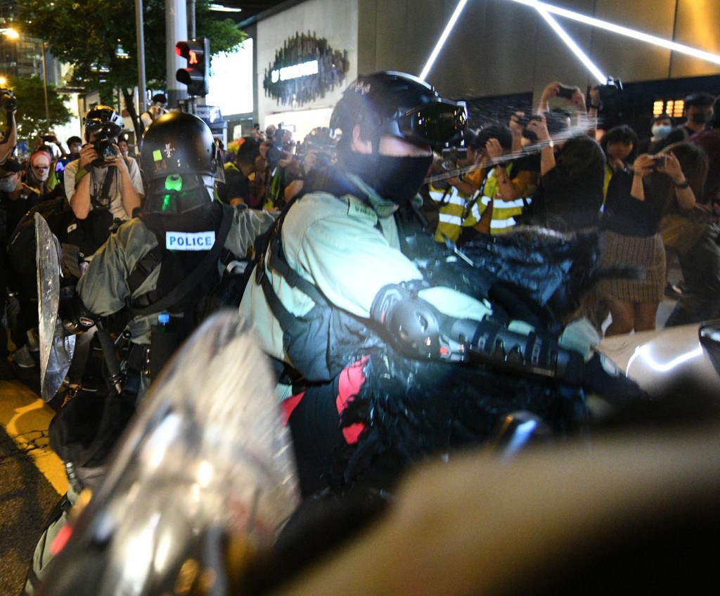 中环示威者与警员爆发激烈肢体冲突。