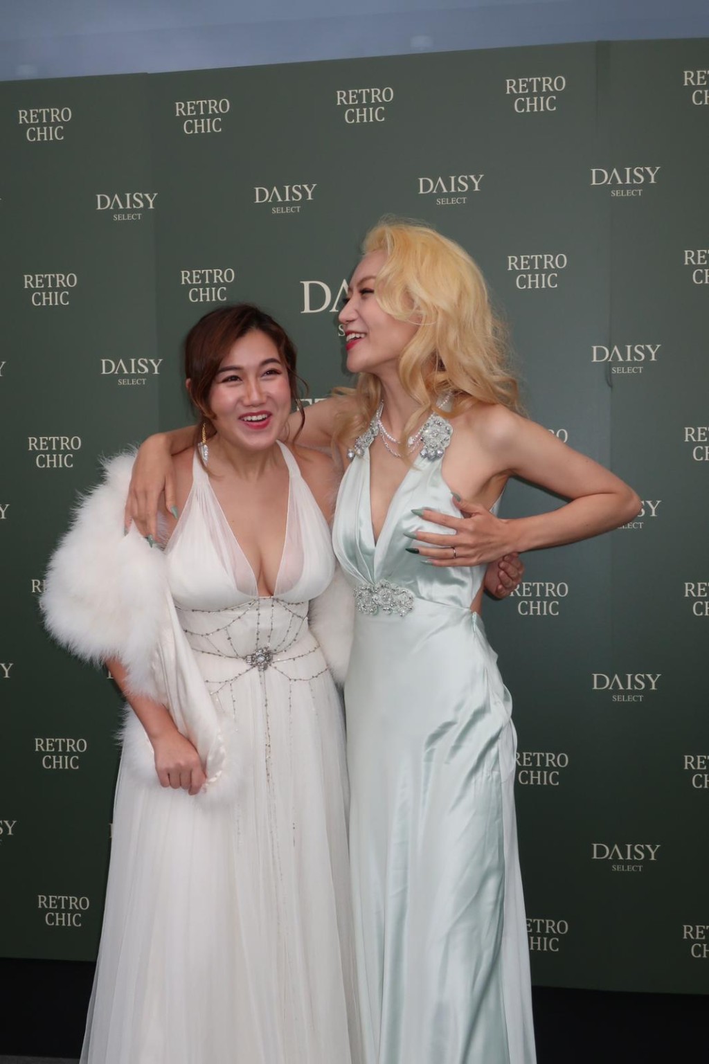 白雲出手遮着Daisy的nude bra,但卻變成胸襲。