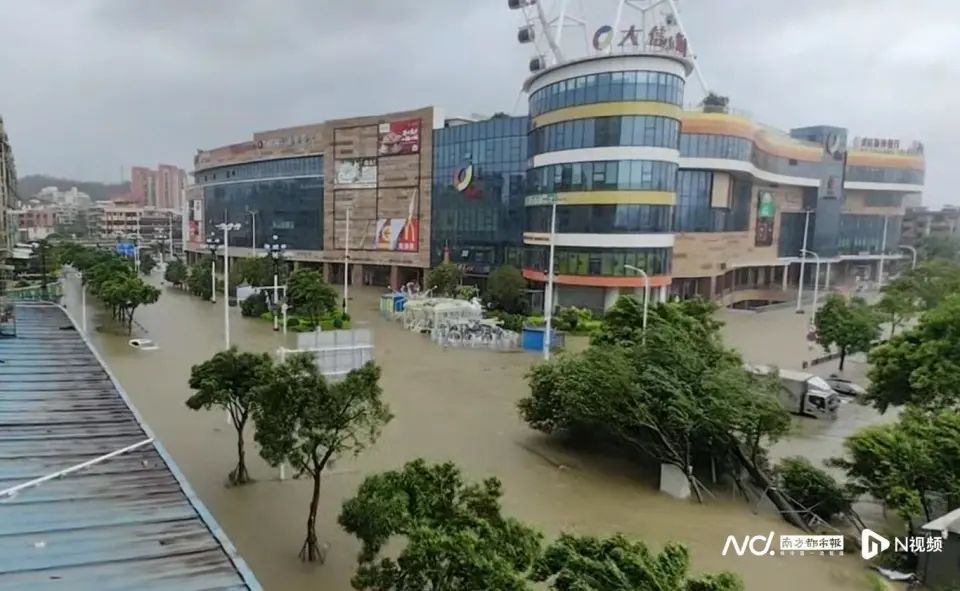 珠海近岸住宅區海水倒灌。 南方都市報