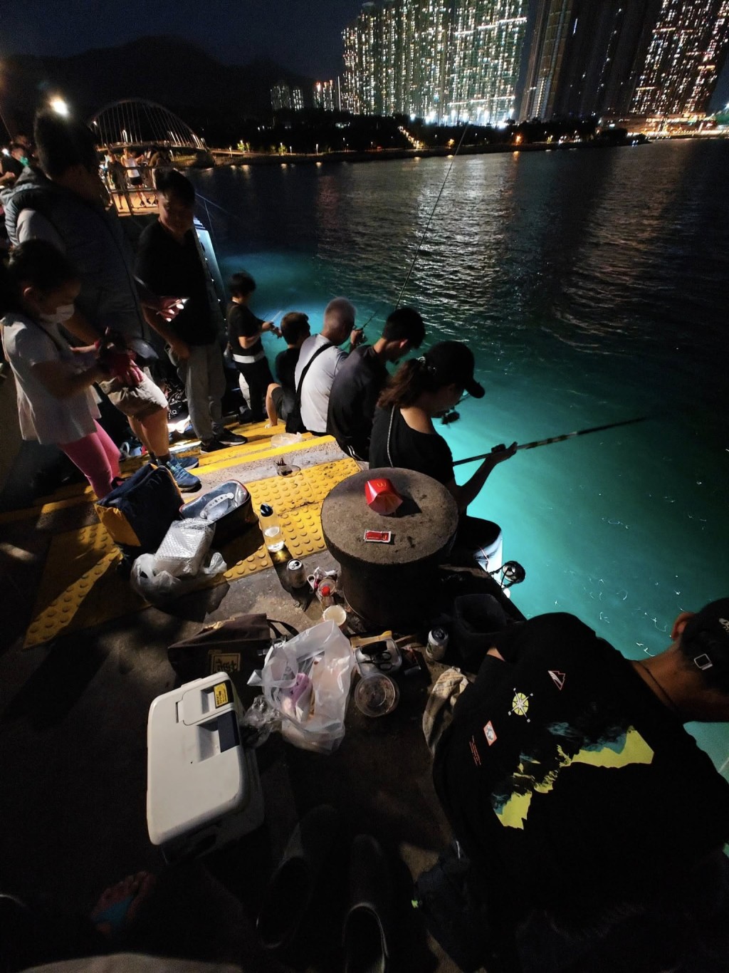 將軍澳海濱近日越夜越精彩,不少人聚 在海濱長廊釣魷魚。fb「將軍澳主場」截圖 將軍澳海濱近日越夜越精彩,不少人聚 在海濱長廊釣魷魚。fb「將軍澳主場」截圖