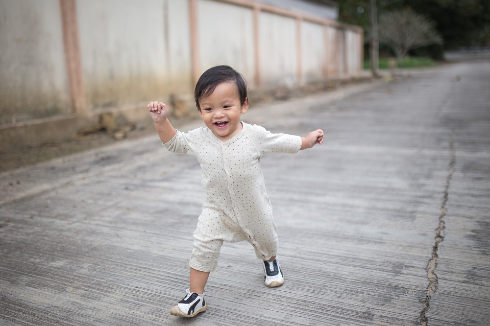 幼兒兩至三歲,八字腳會逐漸消失。