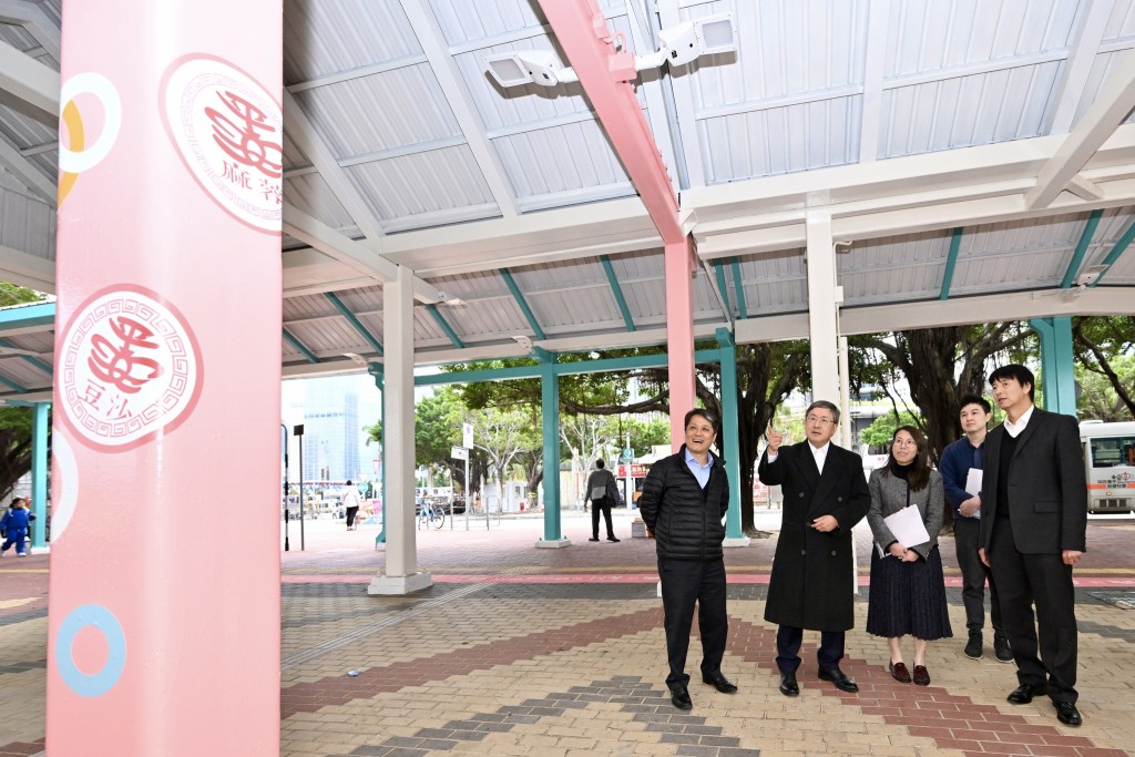 中環港外線碼頭換上新妝，卓永興（左二）年初到現場視察工程的效果。卓永興Facebook圖片
