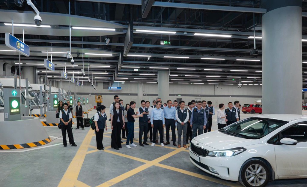 陳子達視察新皇崗口岸「聯合一站式」車道測試。香港海關fb圖片 陳子達視察新皇崗口岸「聯合一站式」車道測試。香港海關fb圖片