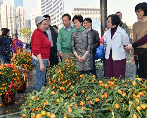 陳肇始(右二)到維園了解年宵市場清潔情況。