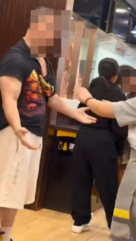 現場多名街坊上前勸交,但中年漢仍怒氣未消。fb「我們都是在秀茂坪長大的」片段截圖 現場多名街坊上前勸交,但中年漢仍怒氣未消。fb「我們都是在秀茂坪長大的」片段截圖