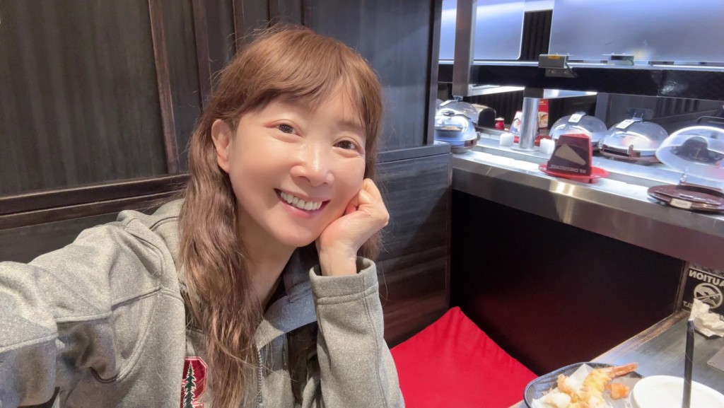 陳美齡一家去了吃迴轉壽司。 陳美齡一家去了吃迴轉壽司。