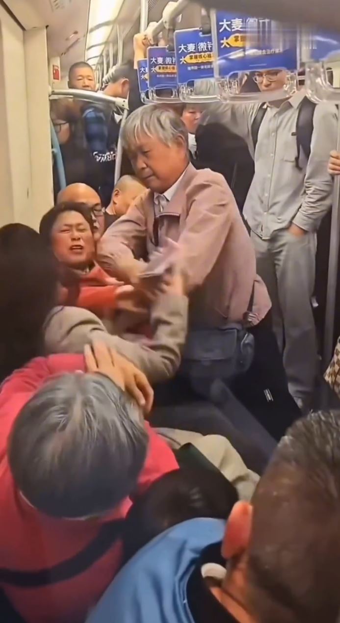 上海2名阿婆争位不遂围殴拒让座女乘客。