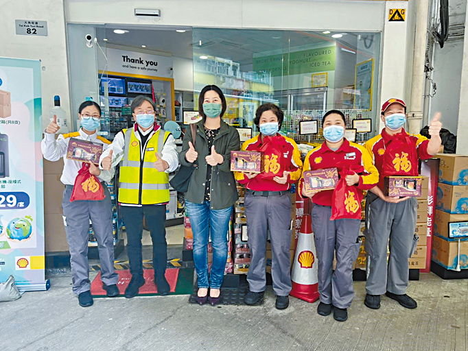Shell零售業務總經理梁淑敏在新春期間到訪加油站派發福袋予前綫同事，送上祝福。