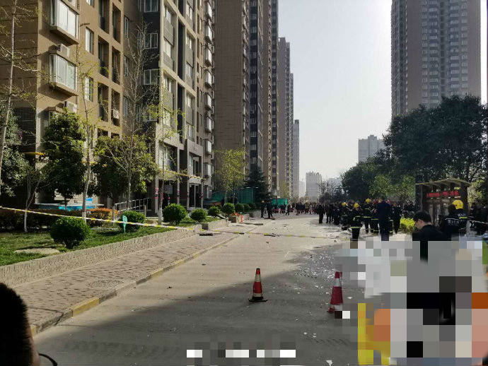 該樓層空地上四處散落被炸飛的窗框和玻璃碎片。 網上圖片
